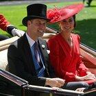 Kate Middleton, look rosso al Royal Ascot (con William): cappello firmato, pochette vintage e maxi orecchini. Tutti i dettagli
