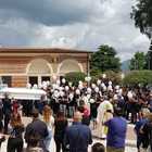 Fondi, ai funerali di Mattia di Manno fiori e palloncini bianchi: centinaia per l'ultimo saluto