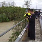 Maltempo, fiume in piena tra Silvi e Pescara: il parroco lo benedice e il video diventa virale