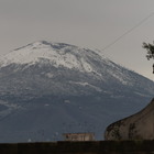 La cima del Vesuvio imbiancata dalla neve