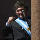 Milei, lo scettro del neo presidente argentino con i cinque cani clonati: «Sono i miei consiglieri più fidati»