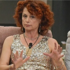 Grecia Colmenares "saccheggia" la Casa in diretta. Beatrice Luzzi: «Un briciolo di eleganza»