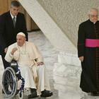 Papa Francesco in carrozzina, come sta il Pontefice: il Vaticano chiarisce sulle sue condizioni