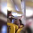 Una passeggera si toglie le scarpe, scoppia una rissa sul volo Ryanair