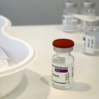 Vaccino AstraZeneca, Cavaleri (Ema): «Possibile nesso con casi di trombosi»