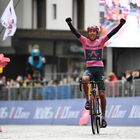 Egan Bernal vince anche a Cortina, la maglia rosa è sempre più sua