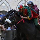 Il Palio di Siena torna dopo due anni e regala emozioni: la Contrada del Drago vince al fotofinish