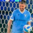 Acerbi e la risata dopo il gol del Milan, rottura con i tifosi della Lazio: «Non meriti questa maglia, vattene»