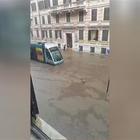 Diluvio a Roma, il Tram 2 avanza nell'acqua altissima VIDEO