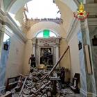 Crolla il tetto della chiesa, le macerie sull'altare: tragedia sfiorata nelle Marche