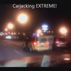 Folle si aggrappa a taxi e rimane attaccato durante corsa in autostrada