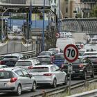 Napoli, esplode auto in tangenziale: due persone gravi. «Veicolo del Cnr, trasportava bombole d'ossigeno»