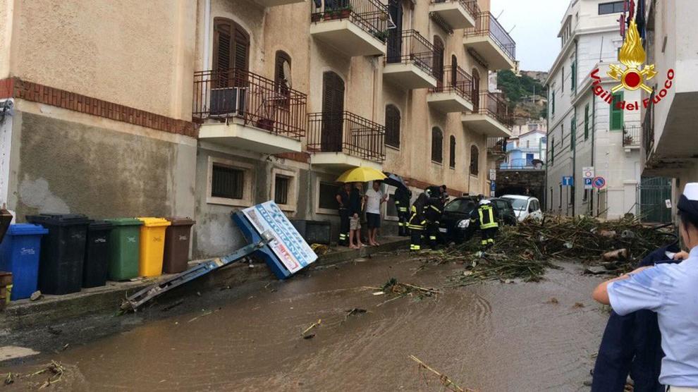 Bomba D'acqua A Scilla: Strade Invase Da Acqua E Fango