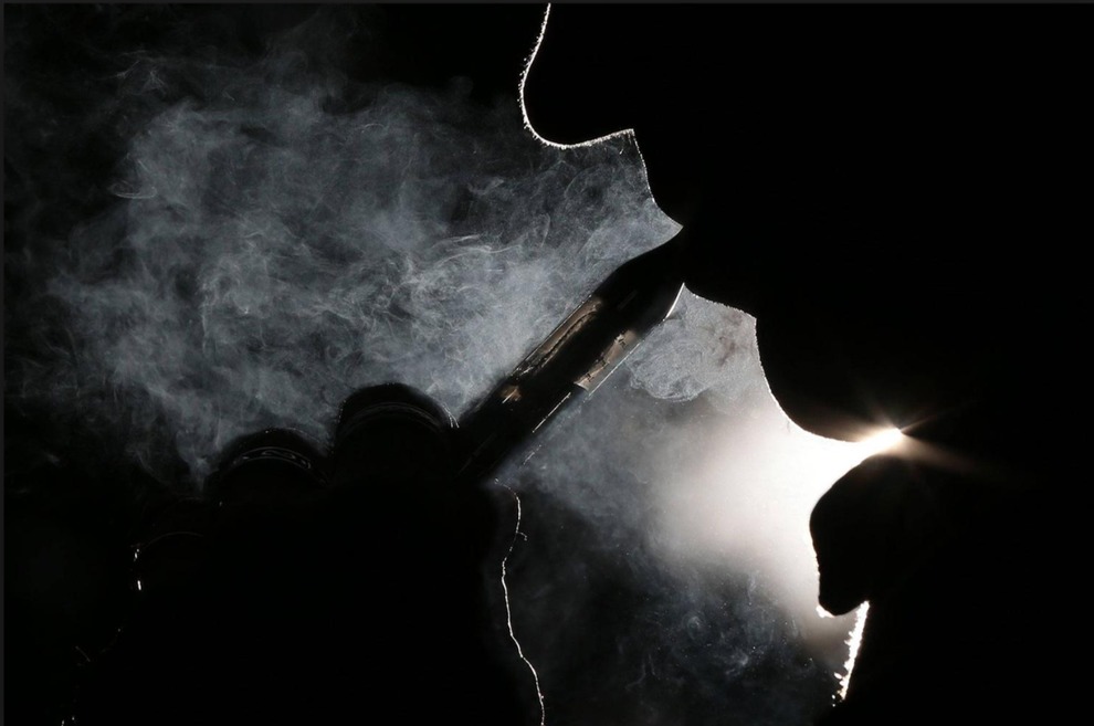 Lo studio che spaventa i fumatori: «Il vapore delle sigarette elettroniche è  più pericoloso del fumo normale»