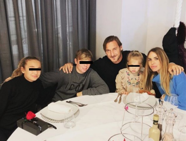 Ilary Blasi: la foto con i figli al completo e il fidanzato