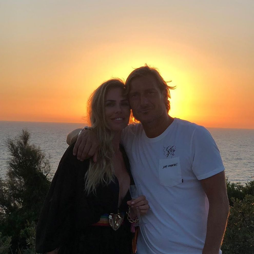 Francesco Totti, foto al tramonto con Ilary Blasi «Sempre con te»
