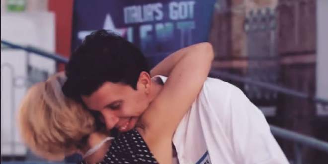 Daniele Ciniglio abbraccia sua madre dopo il suo monologo a Italia's Got Talent