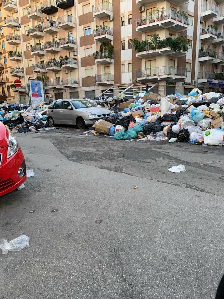 Palermo invasa dai rifiuti: cumuli di spazzatura alti anche oltre il metro  - Le foto choc