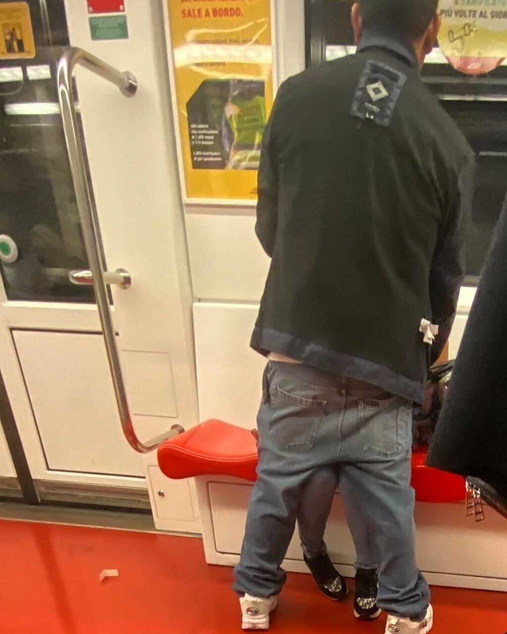 Milano, sesso in metropolitana davanti ai passeggeri. La denuncia social:  «Altro che distanziamento anti covid»