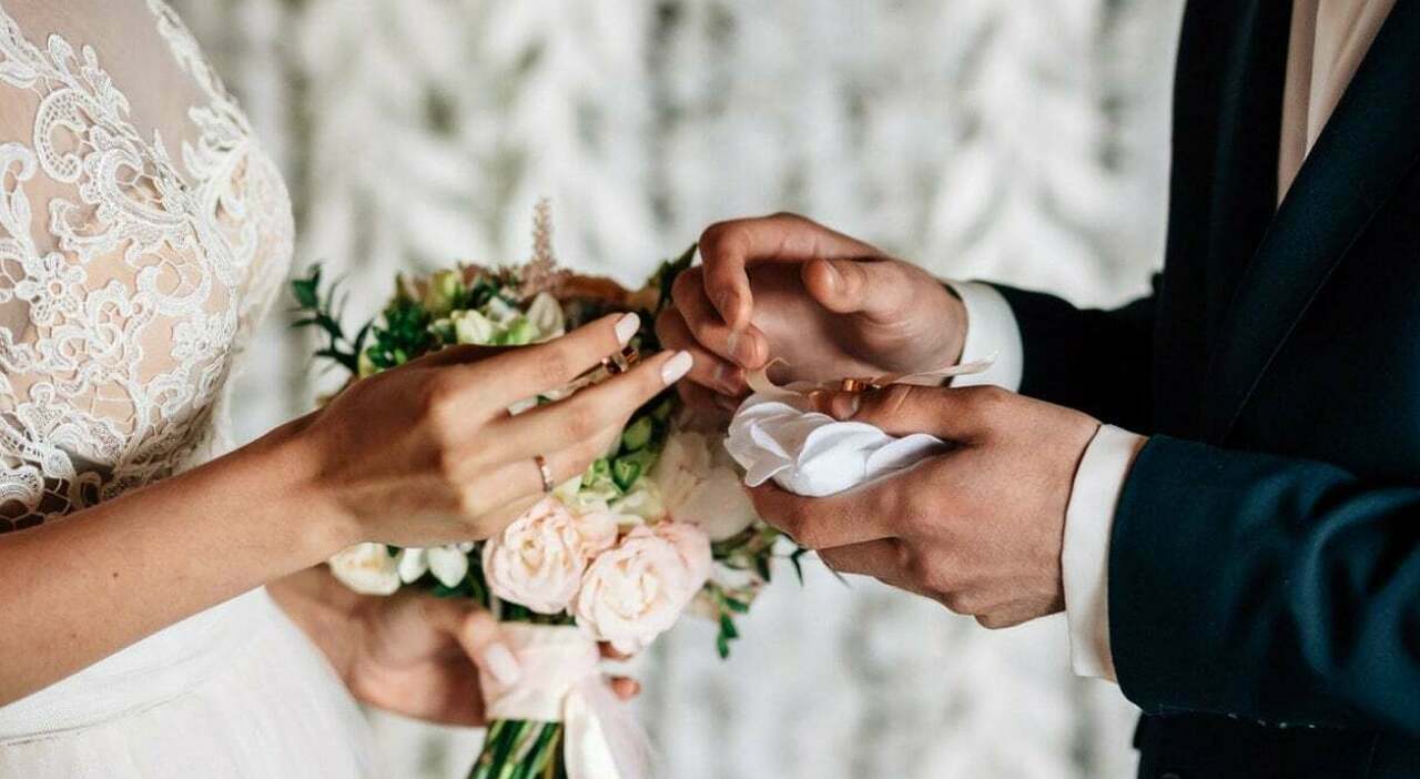 Compra un anello alla moglie per i 10 anni di matrimonio, ma lei confida allamica «Mi voglio separare» foto