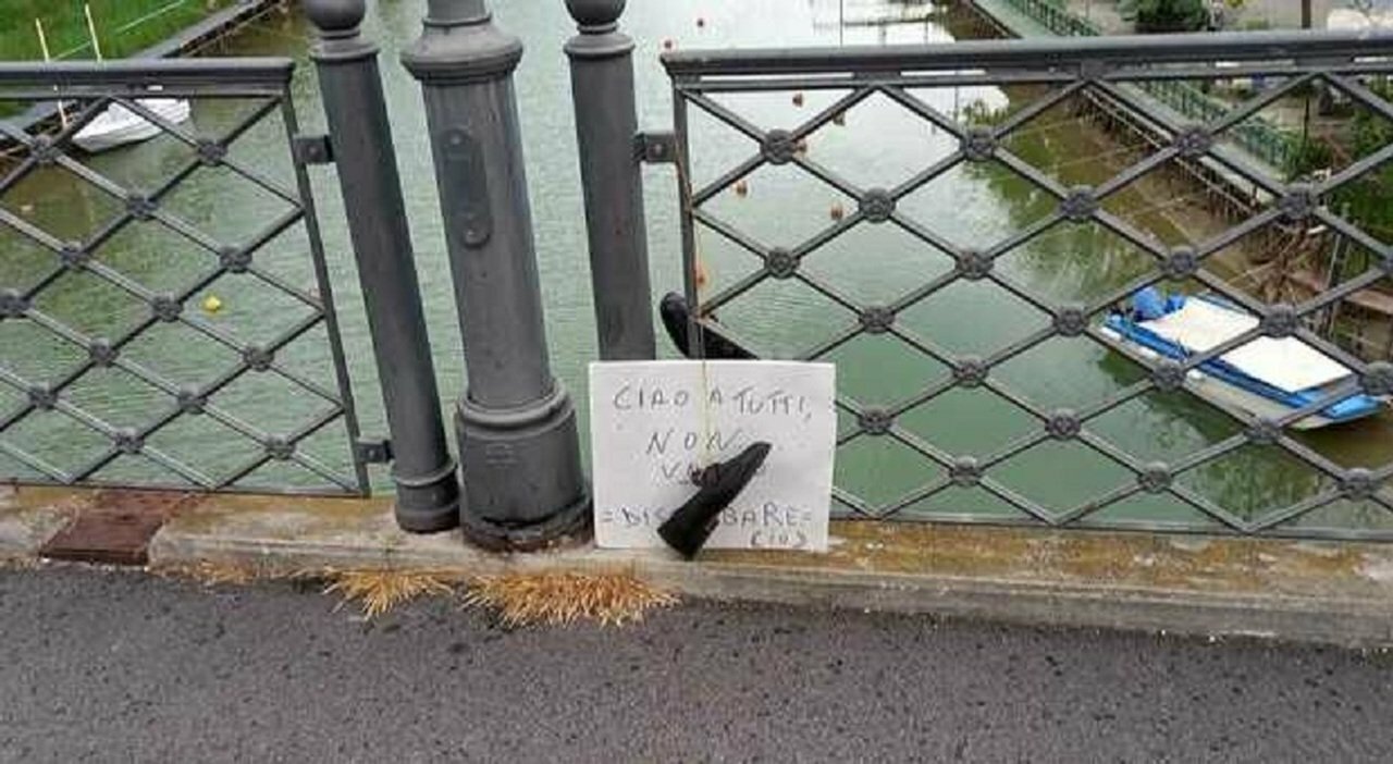 Ciao a tutti, non volevo disturbare» il cartello choc sul ponte, è mistero