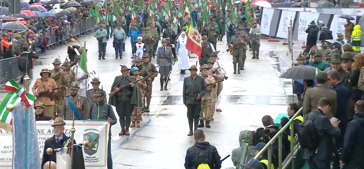 Adunata Alpini 2023, in 85.000 sfilano sotto la pioggia. Il passaggio della  stecca: «Ci vediamo a Vicenza l'anno prossimo». Meloni apre alla naja  volontaria. I momenti-clou della giornata.