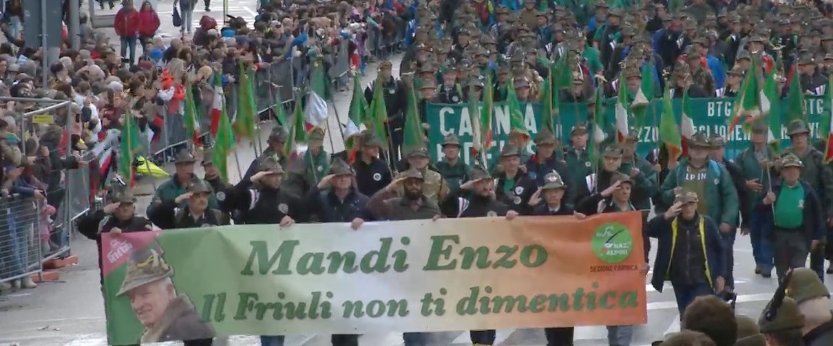 Meloni con il cappello da alpino, le portatrici carniche e lo