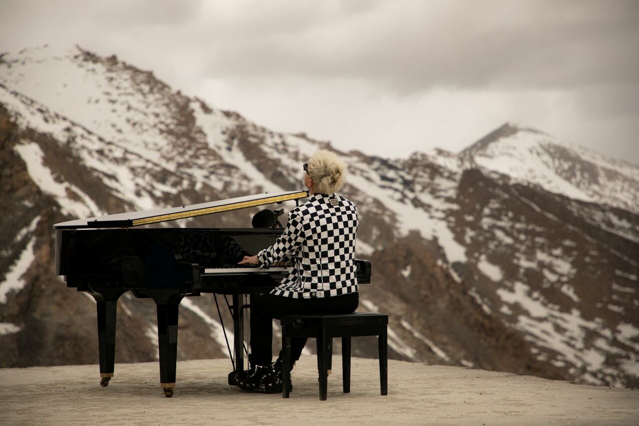 Mount Everest Life Perfomance Piano