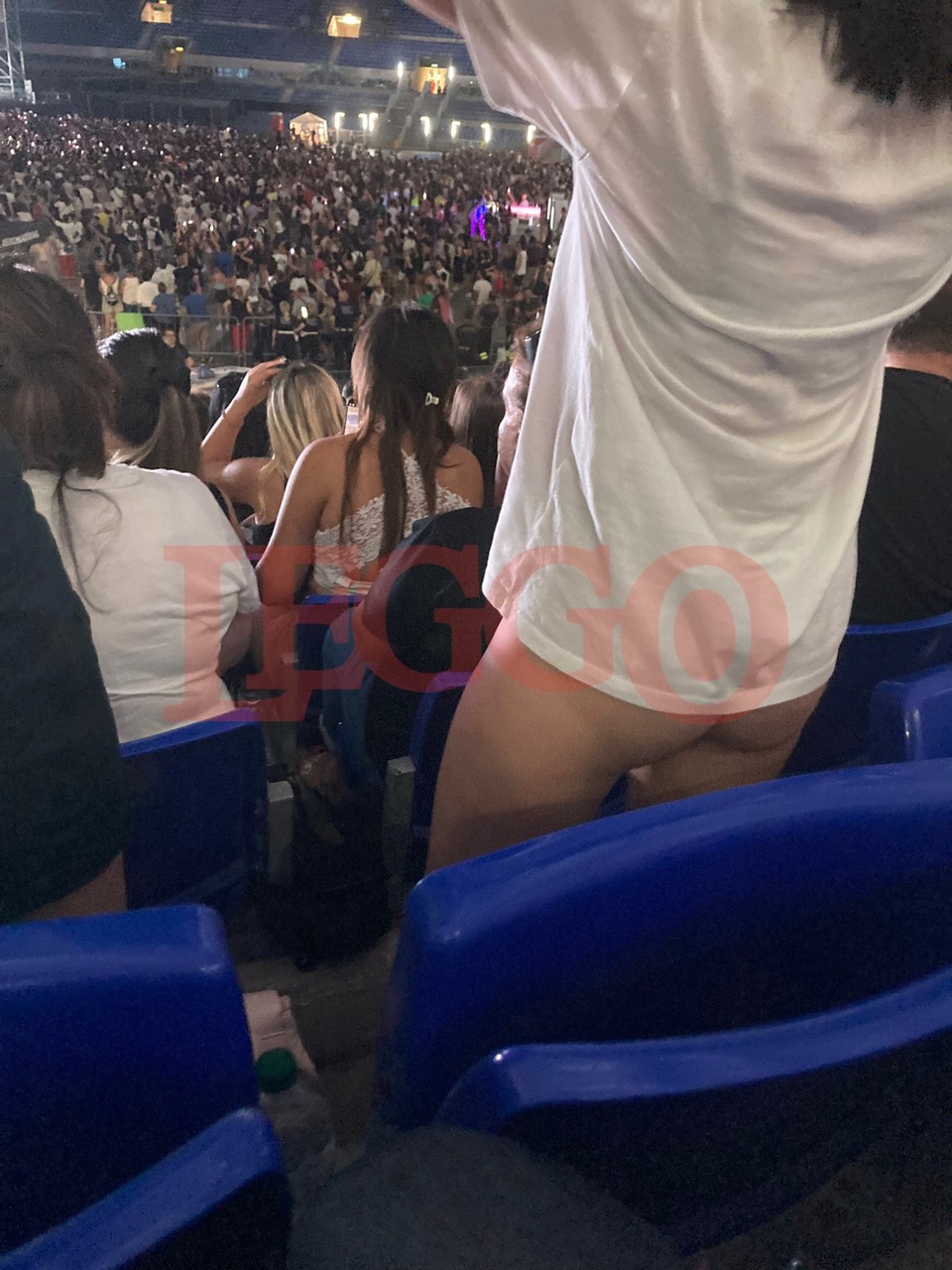 Ultimo, ragazza nuda in tribuna al concerto dello stadio Olimpico: il video  esclusivo