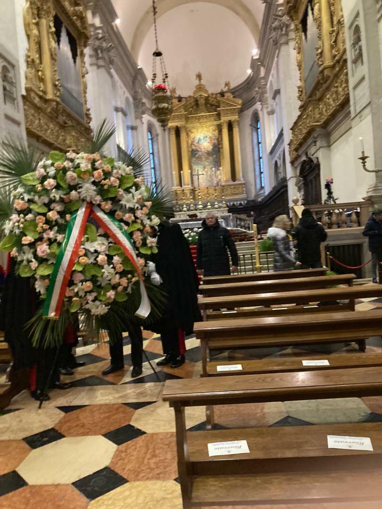 L'addio a Giulia, i parenti con un fiocco rosso sulla maglia. In basilica i  fiori di Mattarella e Meloni, presente il ministro Nordio. Il vescovo:  «Chiediamo la pace del cuore per Filippo».