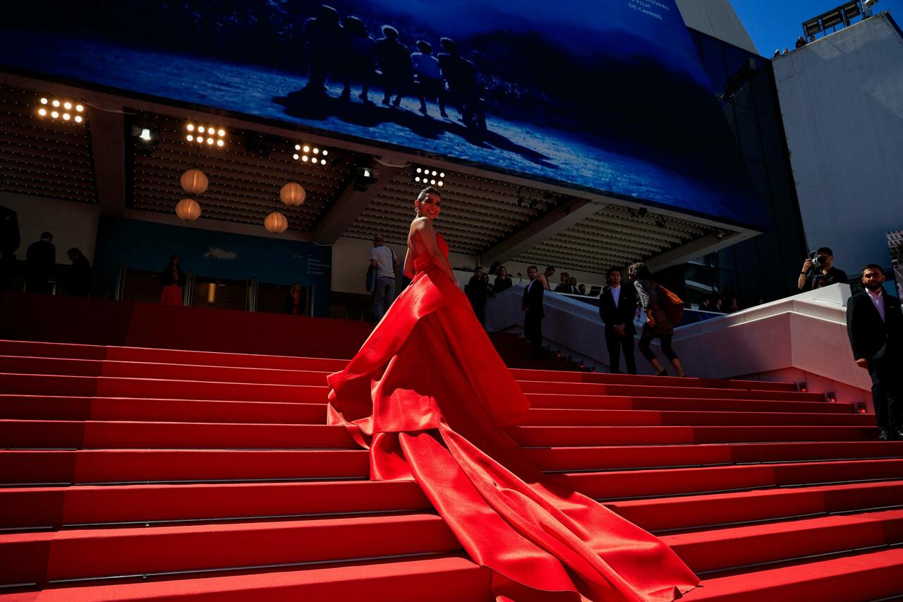 Cannes 2024, le pagelle dei look della terza serata: Claudia Gerini  bellezza italiana (9), Francis Ford Coppola in smoking e cappello di paglia  (10)