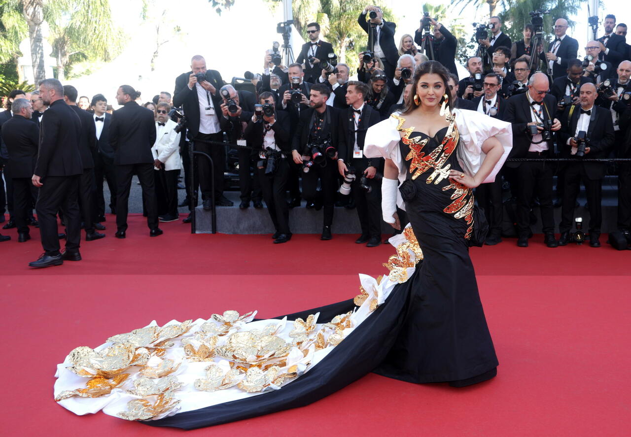 Cannes 2024, le pagelle dei look della terza serata: Claudia Gerini  bellezza italiana (9), Francis Ford Coppola in smoking e cappello di paglia  (10)