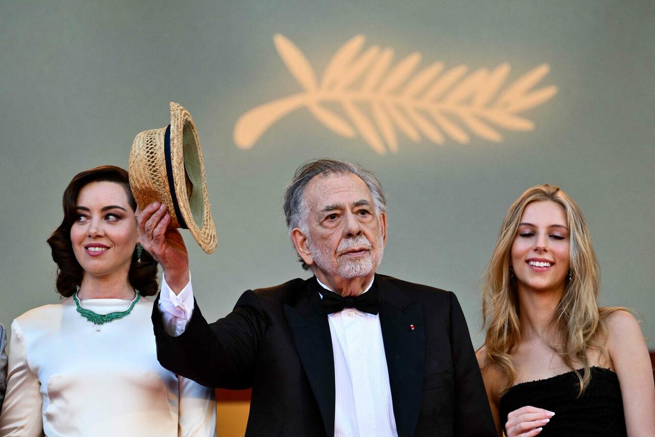 Cannes 2024, le pagelle dei look della terza serata: Claudia Gerini  bellezza italiana (9), Francis Ford Coppola in smoking e cappello di paglia  (10)