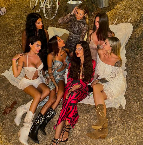 Temptation Island, la foto di gruppo delle fidanzate: «Mi siete scoppiate  dentro al cuore». Ma i fan notano uno strano dettaglio