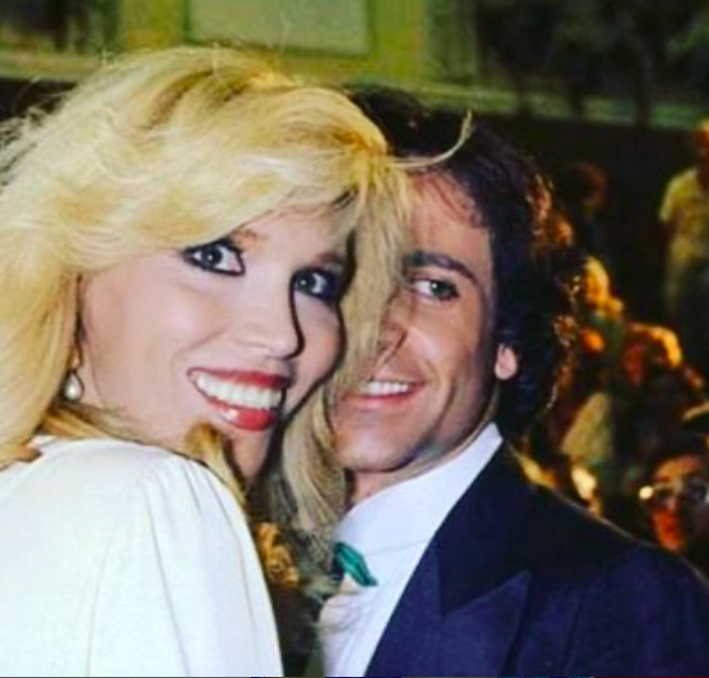 Amanda Lear: il marito morto nell'incendio in villa, il triangolo con Dalì  e la moglie. «Io trans? Ho cavalcato l'onda»