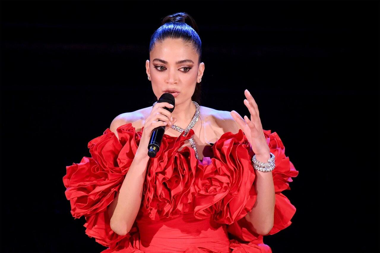 elodie di patrizi red dress La abertura de la falda que jug una mala pasada a la cantante Elodie: "Lo tengo como todas"