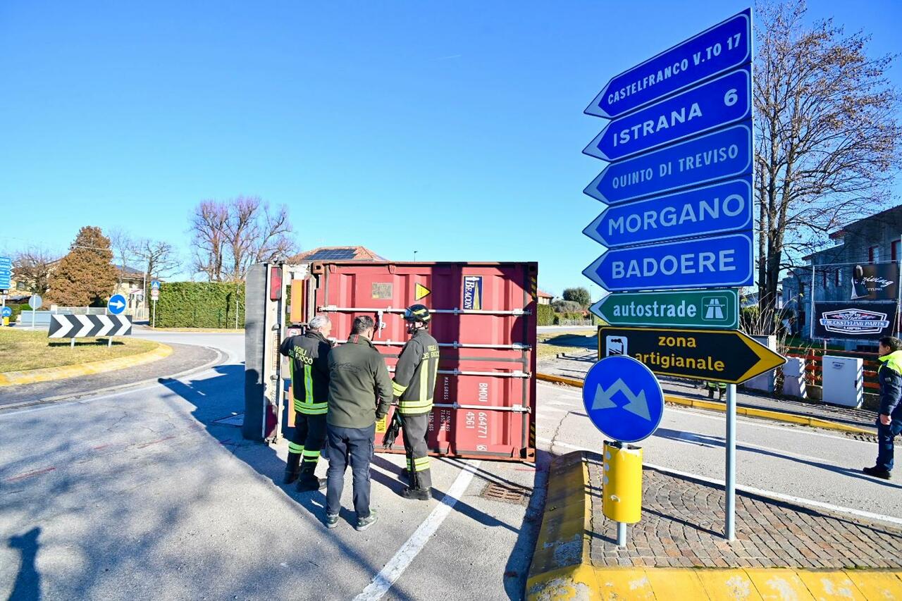 Camion si rovescia nella rotatoria delle Ongarie, il Comune: «Scegliete  percorsi alternativi»
