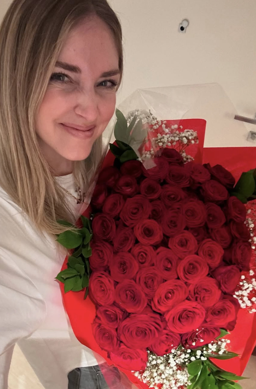 Chiara Ferragni rose rosse per San Valentino al suo rientro in  