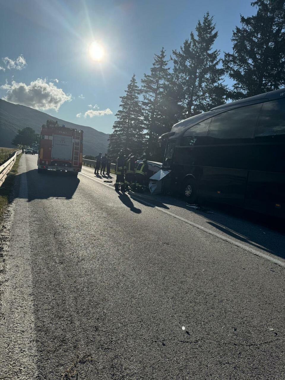Frontale tra un'auto e un bus di linea sulla statale 17, due morti e ...