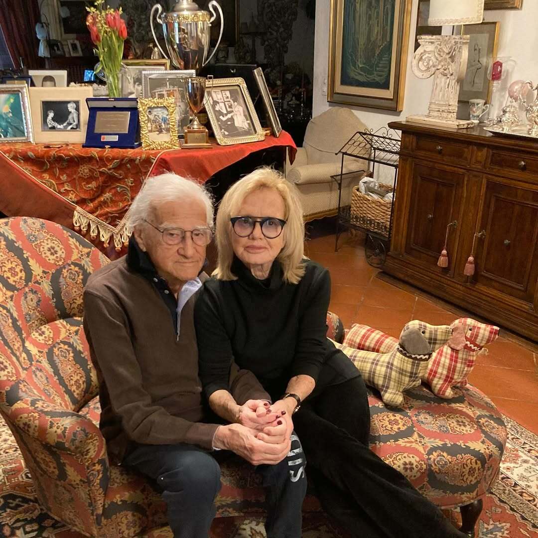 Rita Pavone compie 80 anni, dove vive: la villa in Svizzera, il giardino  immenso, il camino in pietra e l'angolo dedicato alla musica