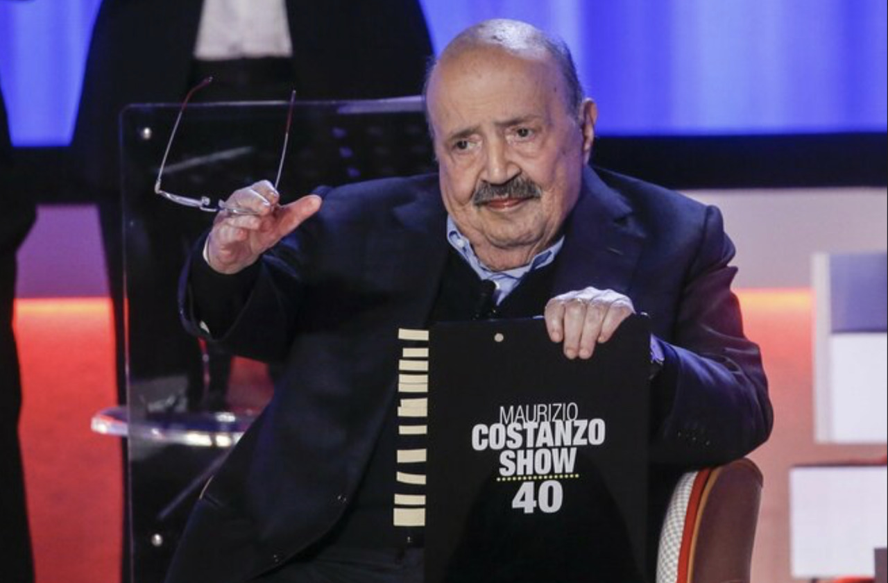 Maurizio Costanzo avrebbe compiuto 87 anni e 30 di matrimonio con Maria De Filippi. Dal primo incontro all'ultimo addio: «Il segreto? Prima l'amicizia, poi l'amore»